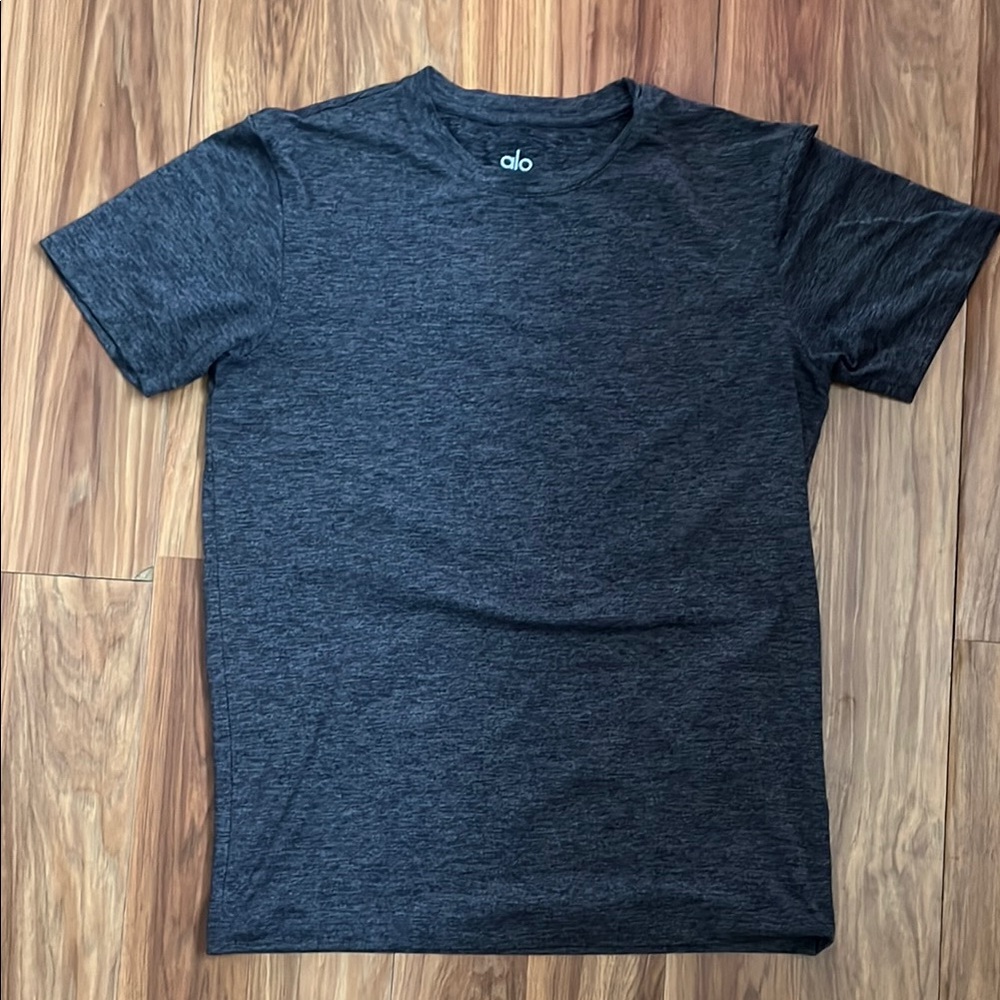 ALO Yoga Men's Charcoal Short Sleeve Tee